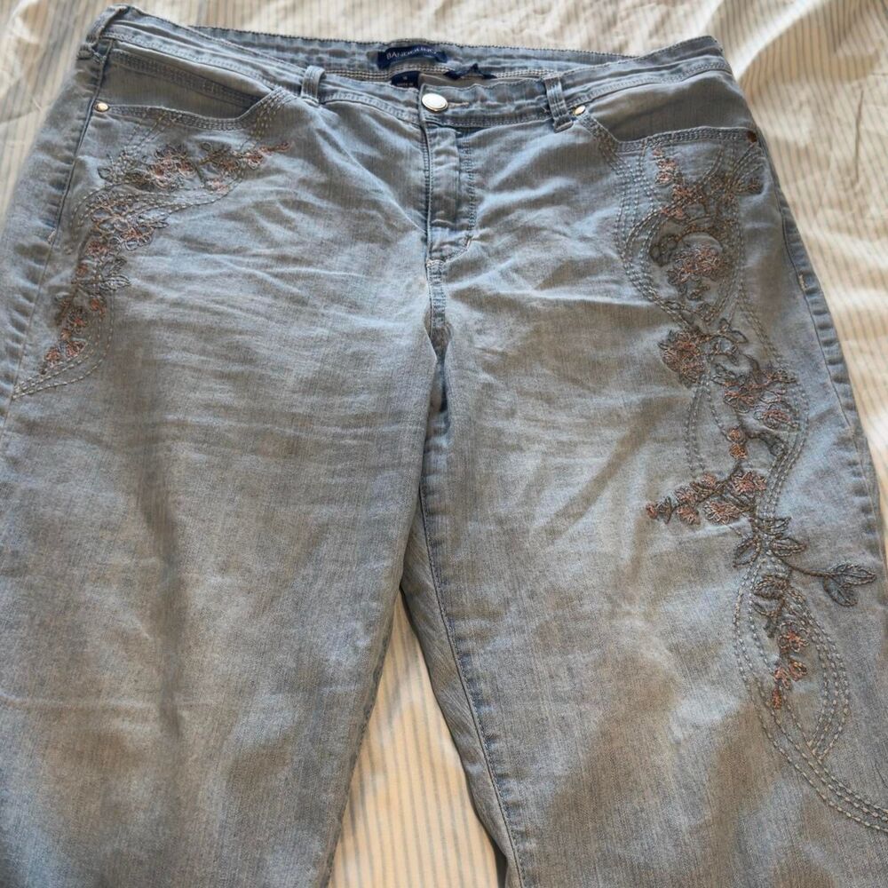 Bandolino embroidered blue jeans with a boho vibe. Size:16   38x20